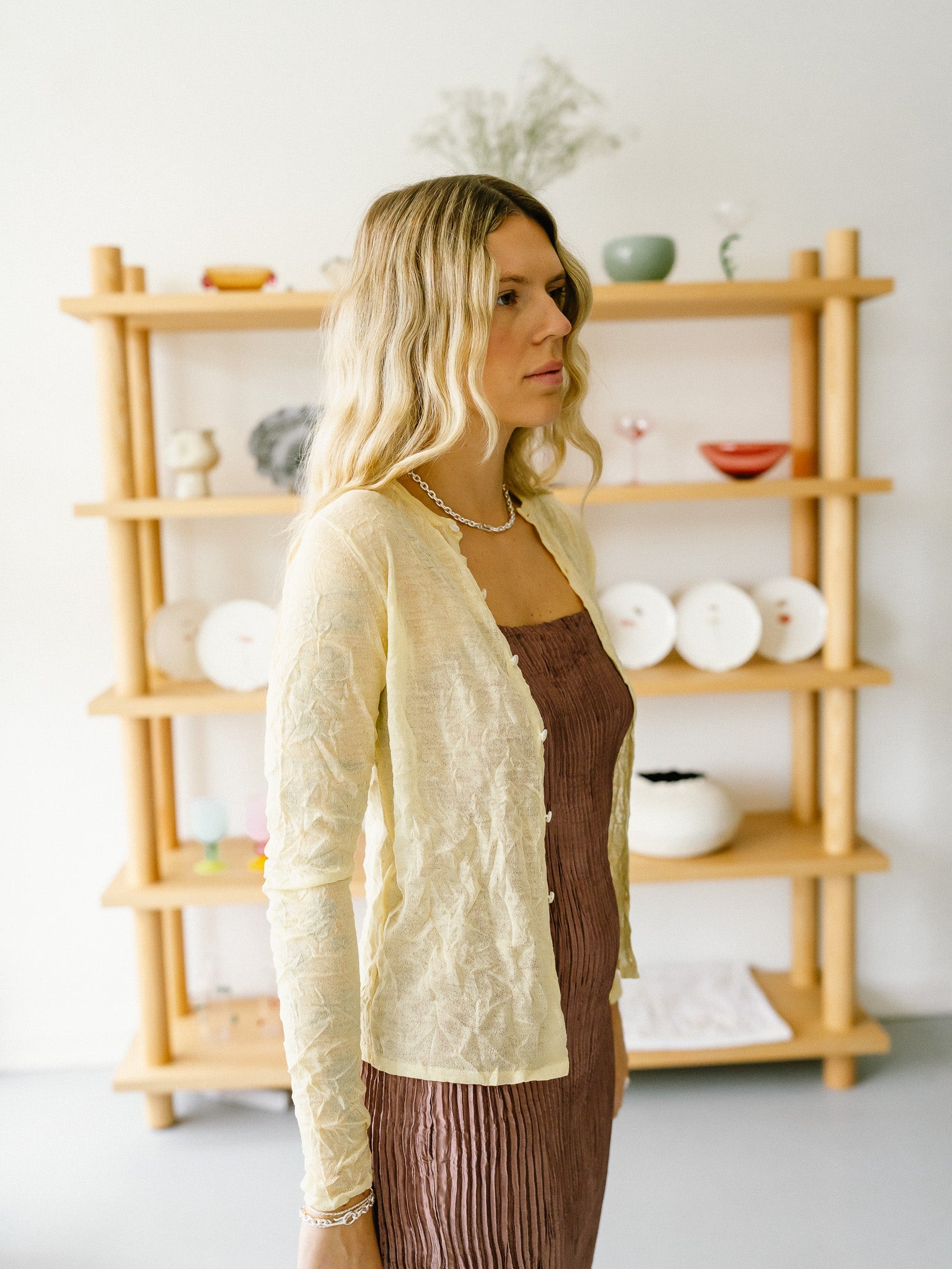 Wrinkled Wool Polyester High Gauge Knit Crew Neck Cardigan (Pale Yellow)