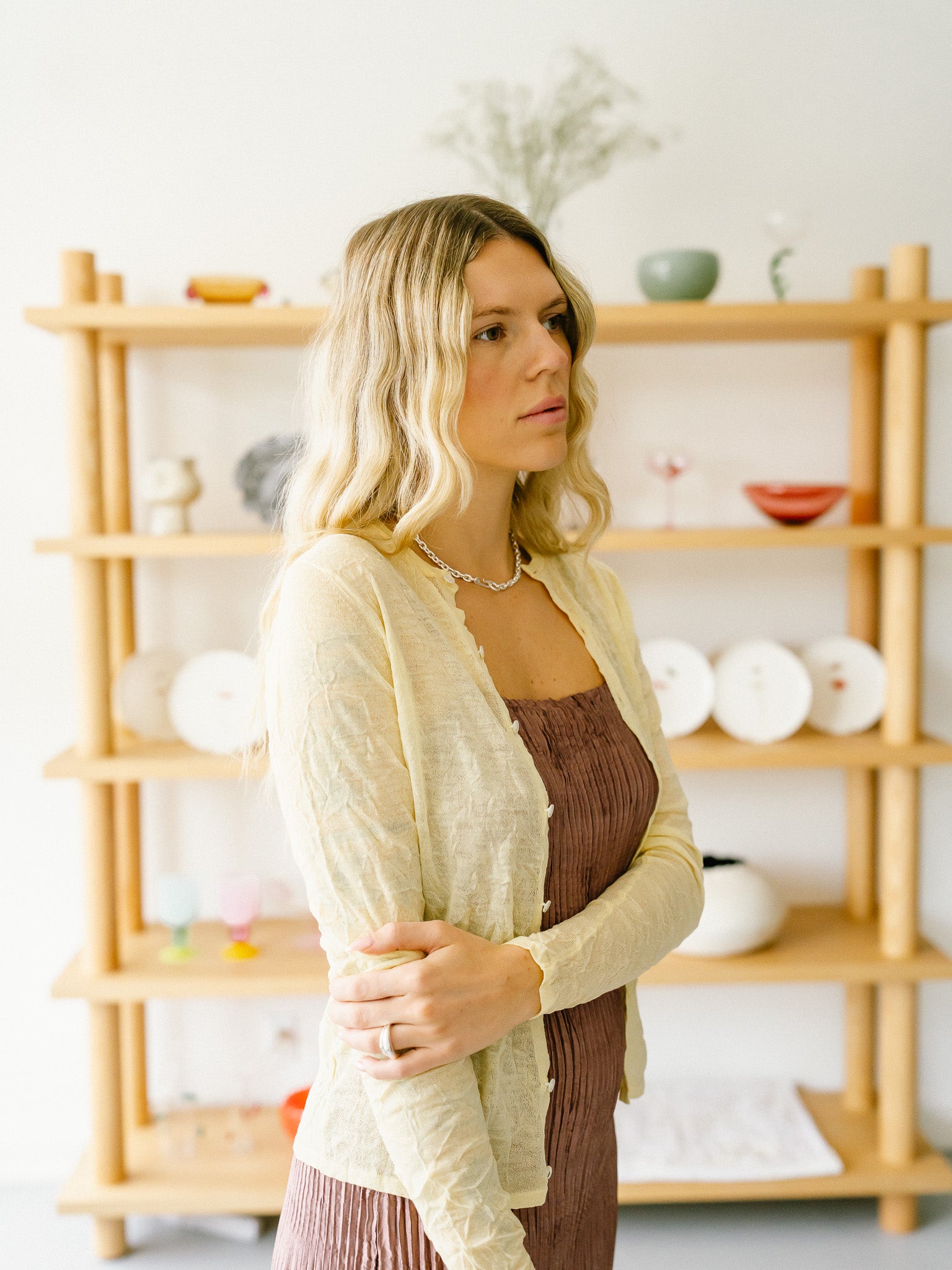 Wrinkled Wool Polyester High Gauge Knit Crew Neck Cardigan (Pale Yellow)