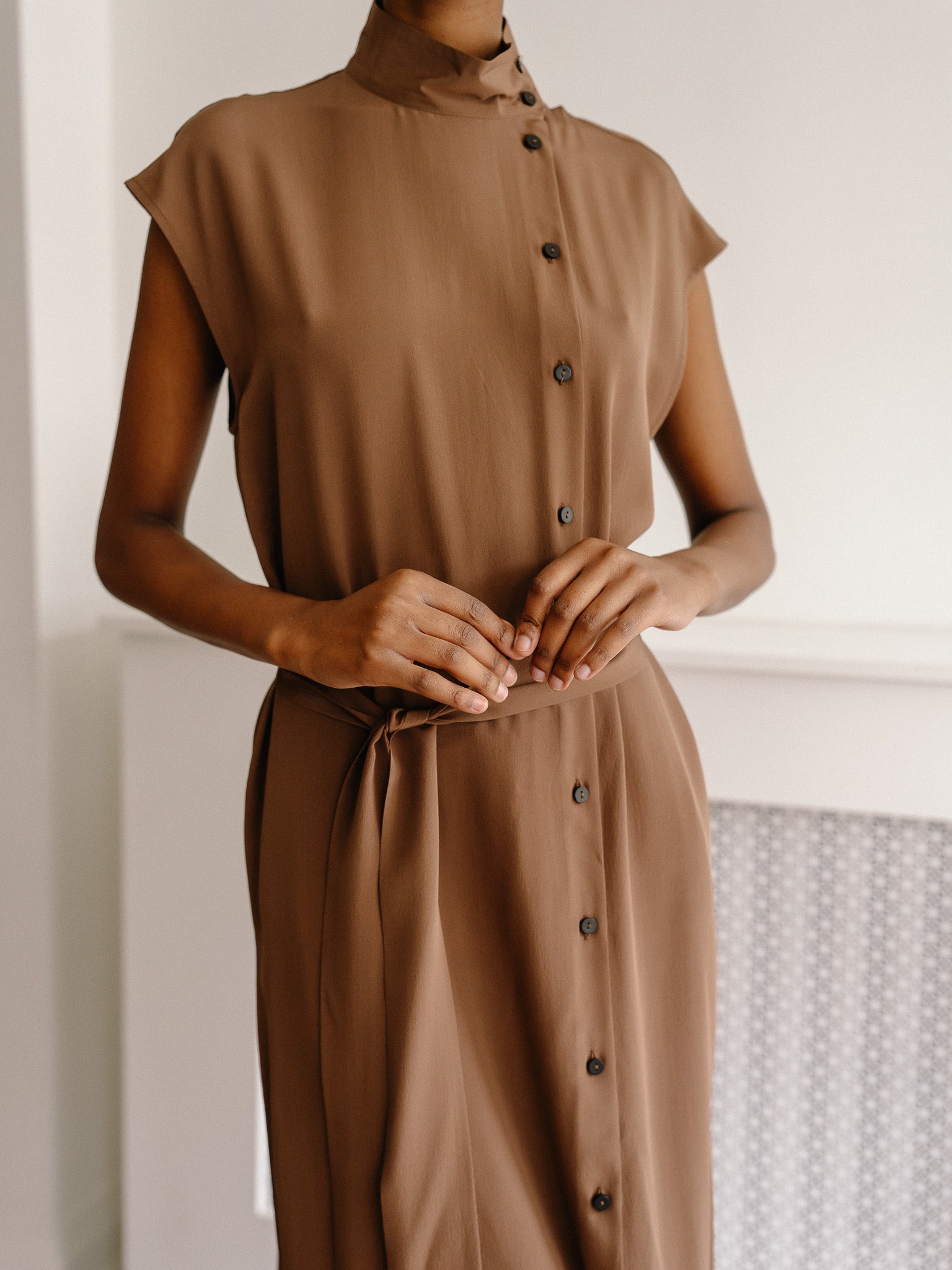 Long Rubashka Sleeveless Crepe (Cacao)