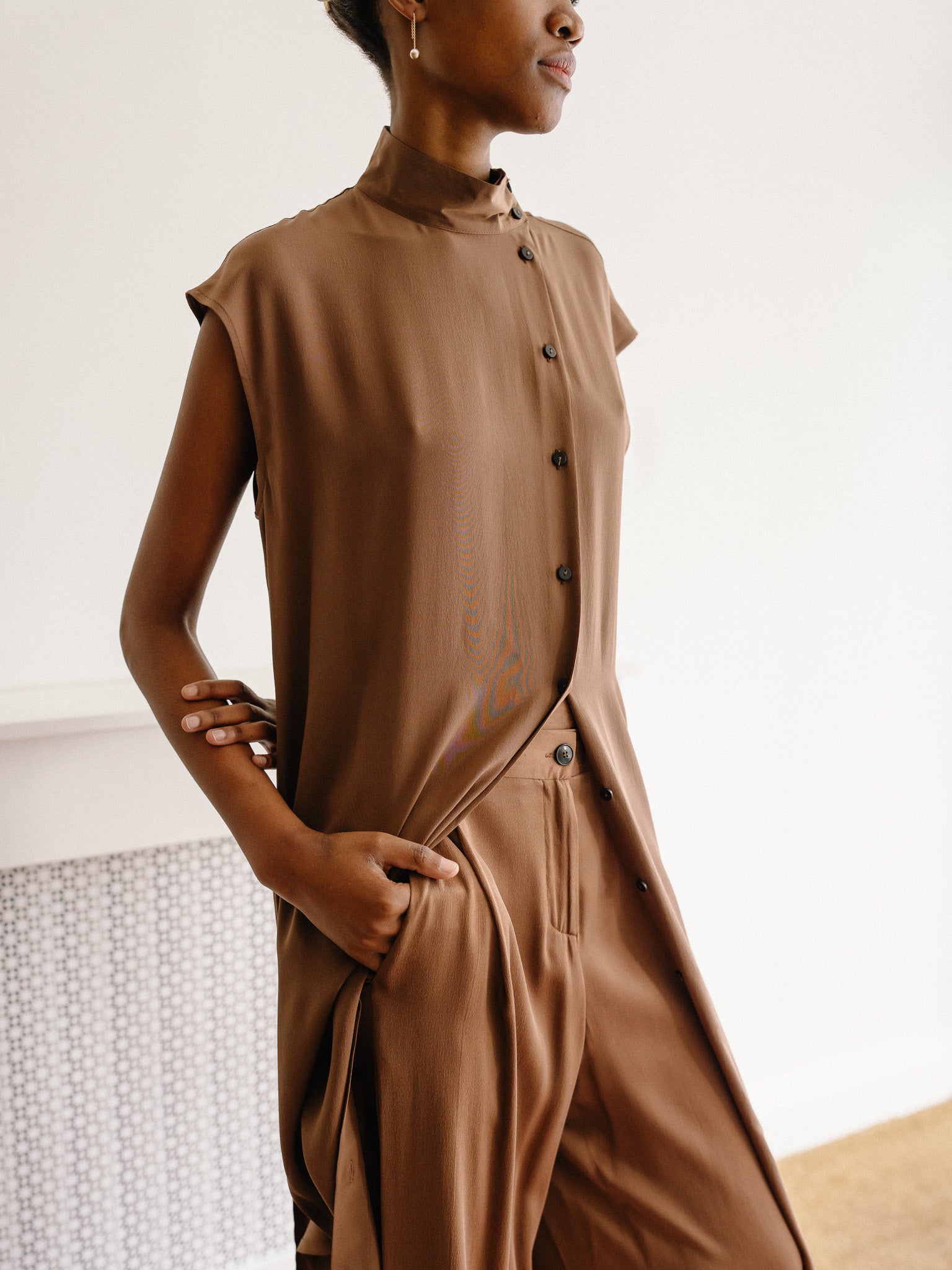 Long Rubashka Sleeveless Crepe (Cacao)